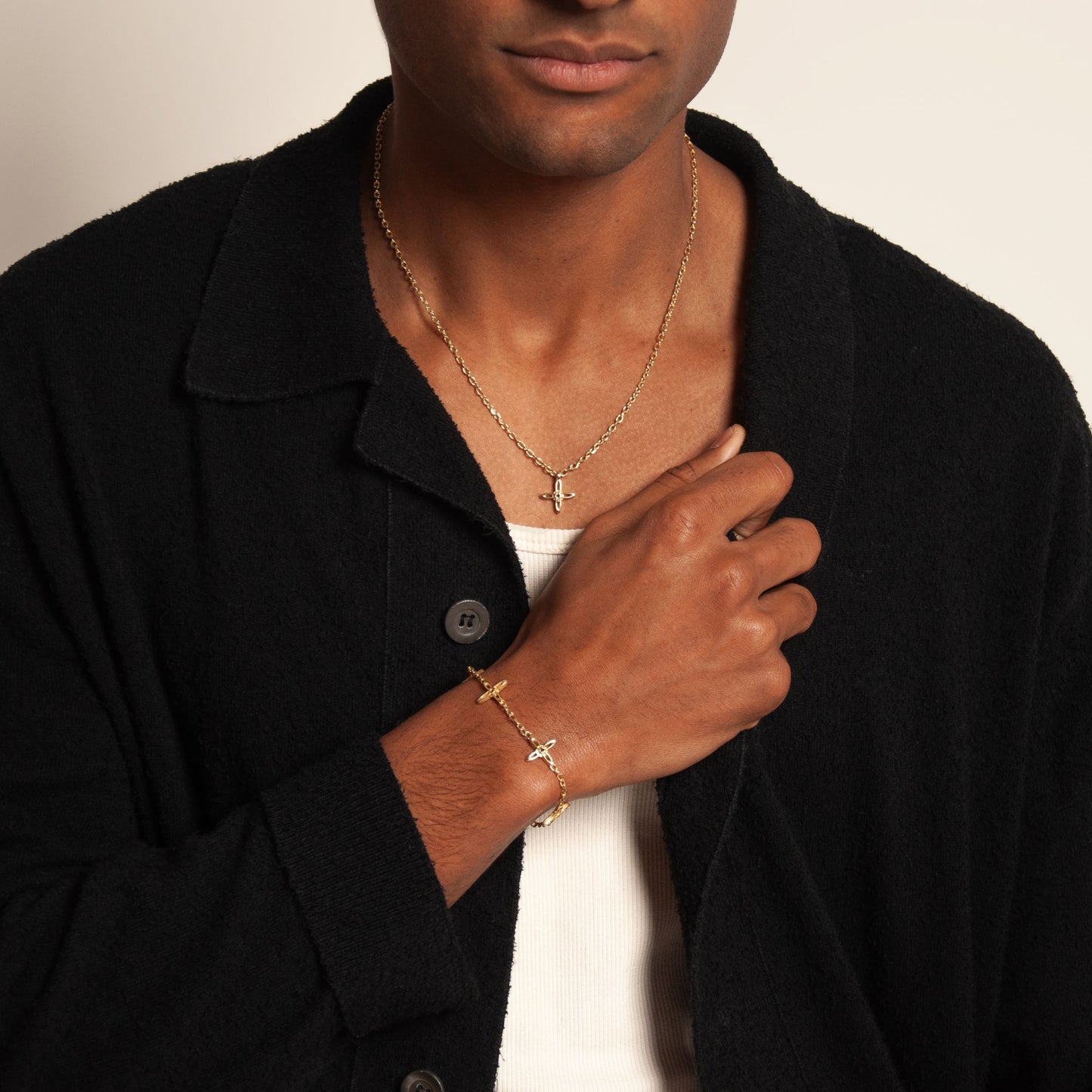 Celestial Armband in Gold – minimalistisch getragen von einem Mann