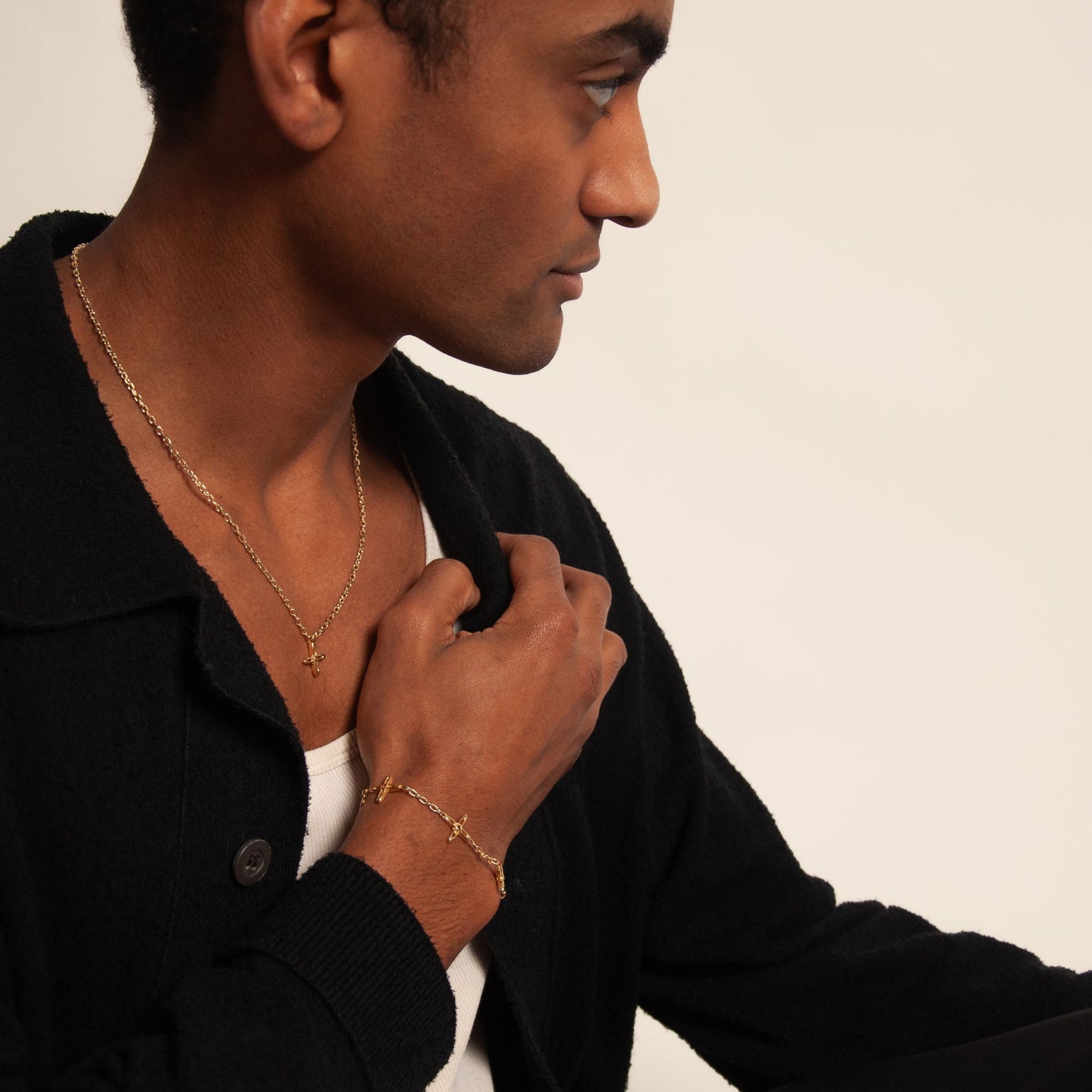 Celestial Armband und Kette in Gold – getragen im Set von einem Mann