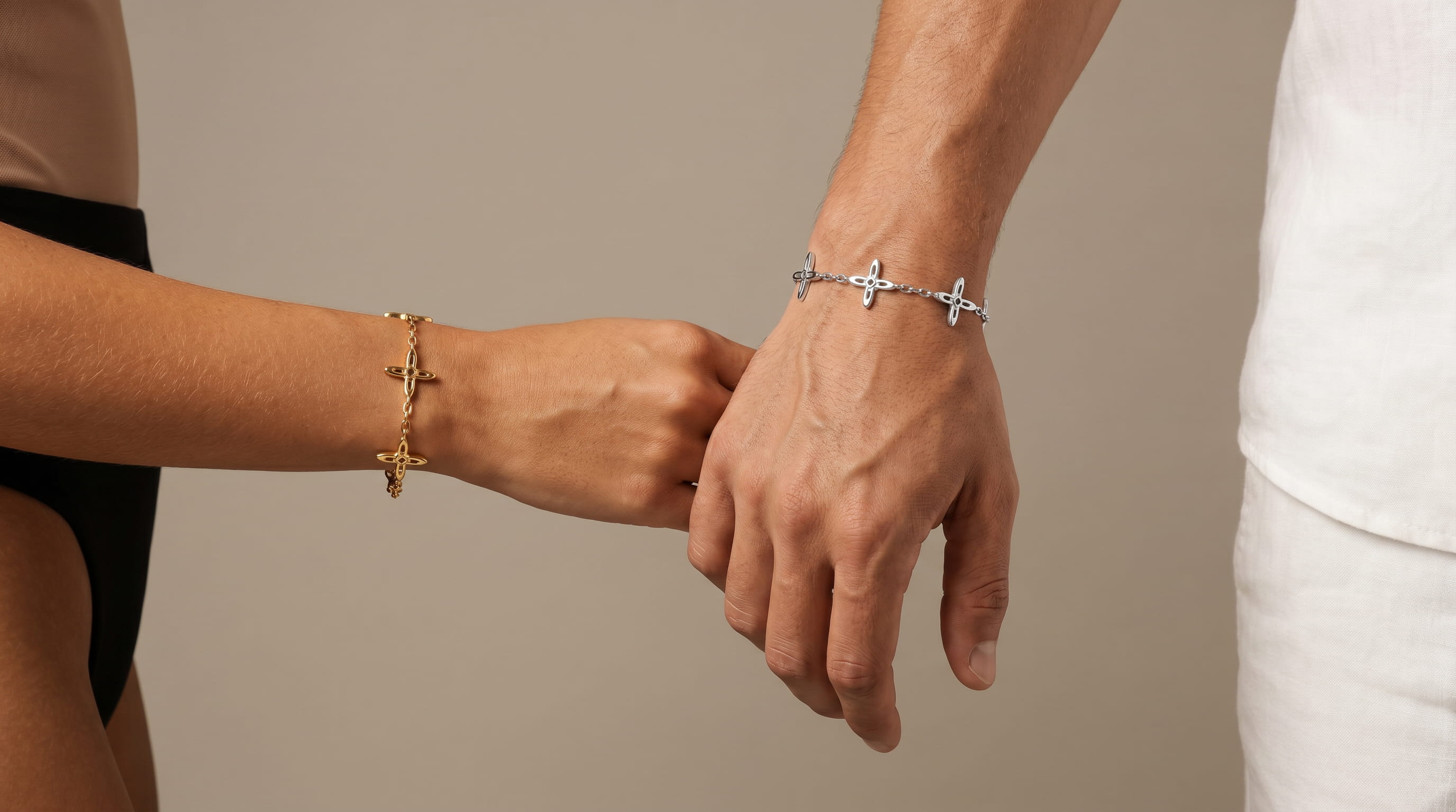 Ovis & Co. Celestial Armband Gold und Silber – Edelstahlarmband mit 5 filigranen Anhängern, getragen von Frau und Mann als Paar, unisex Schmuck designed in Frankfurt