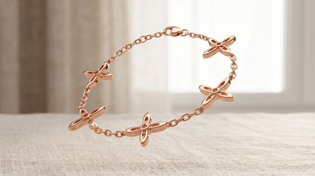 Ovis & Co. Celestial Armband Roségold – Edelstahlarmband mit 5 filigranen Kreuz-Anhängern auf Leinenstoff, freischwebend, langlebige Veredelung, designed in Frankfurt