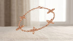 Ovis & Co. Celestial Armband Roségold – Edelstahlarmband mit 5 filigranen Kreuz-Anhängern auf Leinenstoff, freischwebend, langlebige Veredelung, designed in Frankfurt
