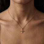 Ovis & Co. Celestial Kette Gold – minimalistische Edelstahlkette mit filigranem Kreuz-Anhänger, getragen von Frau auf nacktem Décolleté, langlebige Veredelung, designed in Frankfurt