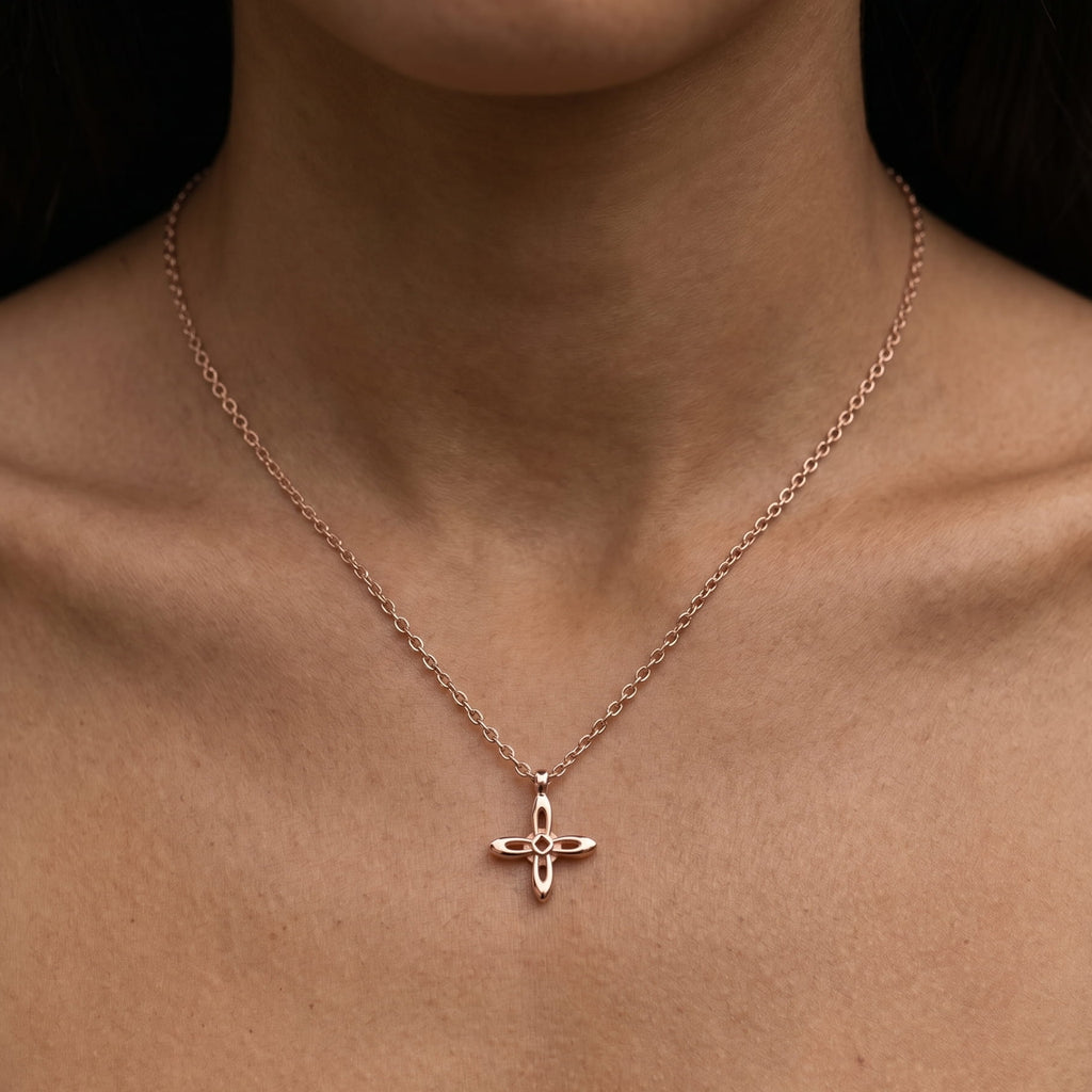 Ovis & Co. Celestial Kette Roségold – minimalistische Edelstahlkette mit filigranem Kreuz-Anhänger, getragen von Frau auf nacktem Décolleté, langlebige Veredelung, designed in Frankfurt