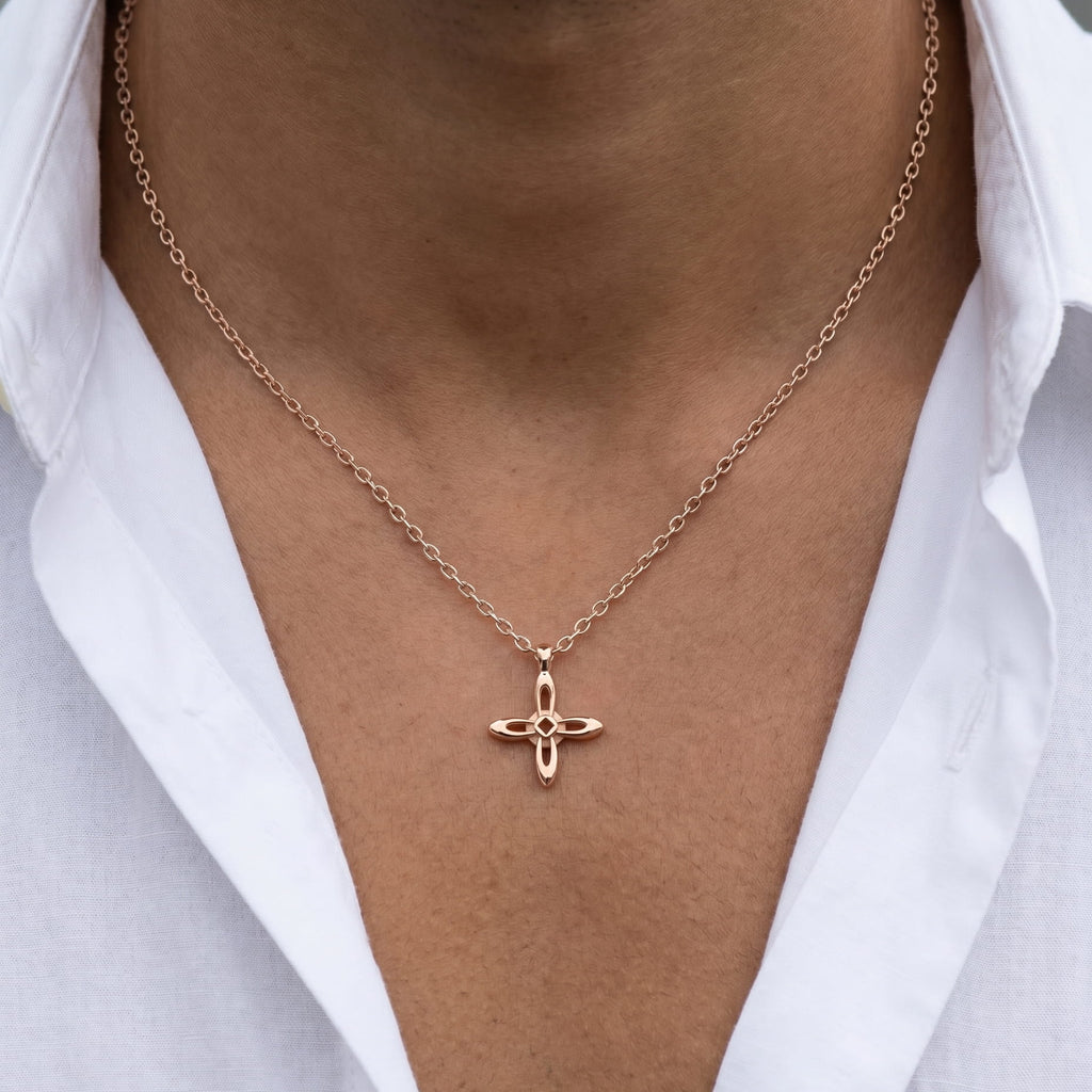 Ovis & Co. Celestial Kette Roségold – minimalistische Edelstahlkette mit filigranem Kreuz-Anhänger, getragen von Mann mit offenem weißen Leinenhemd, langlebige Veredelung, designed in Frankfurt