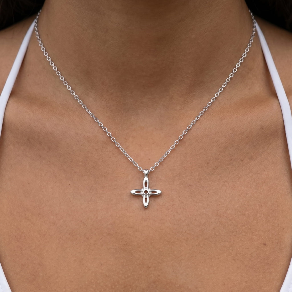 Ovis & Co. Celestial Kette Silber – minimalistische Edelstahlkette mit filigranem Kreuz-Anhänger, getragen von Frau mit weißem Top, designed in Frankfurt