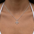 Ovis & Co. Celestial Kette Silber – minimalistische Edelstahlkette mit filigranem Kreuz-Anhänger, getragen von Frau mit weißem Top, designed in Frankfurt