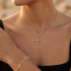 Ovis & Co. Celestial Set Gold – Edelstahlkette mit Anhänger und Armband mit 5 filigranen Anhängern, getragen von Frau mit schwarzem Top outdoor, langlebige Veredelung, designed in Frankfurt