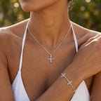 Ovis & Co. Celestial Set Silber – Edelstahlkette mit Anhänger und Armband mit 5 filigranen Anhängern, getragen von Frau mit weißem Träger-Top outdoor im Bokeh-Licht, designed in Frankfurt