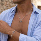 Ovis & Co. Celestial Set Silber – Edelstahlkette mit Anhänger und Armband mit 5 filigranen Anhängern, getragen von Mann mit offenem hellblauen Hemd, designed in Frankfurt