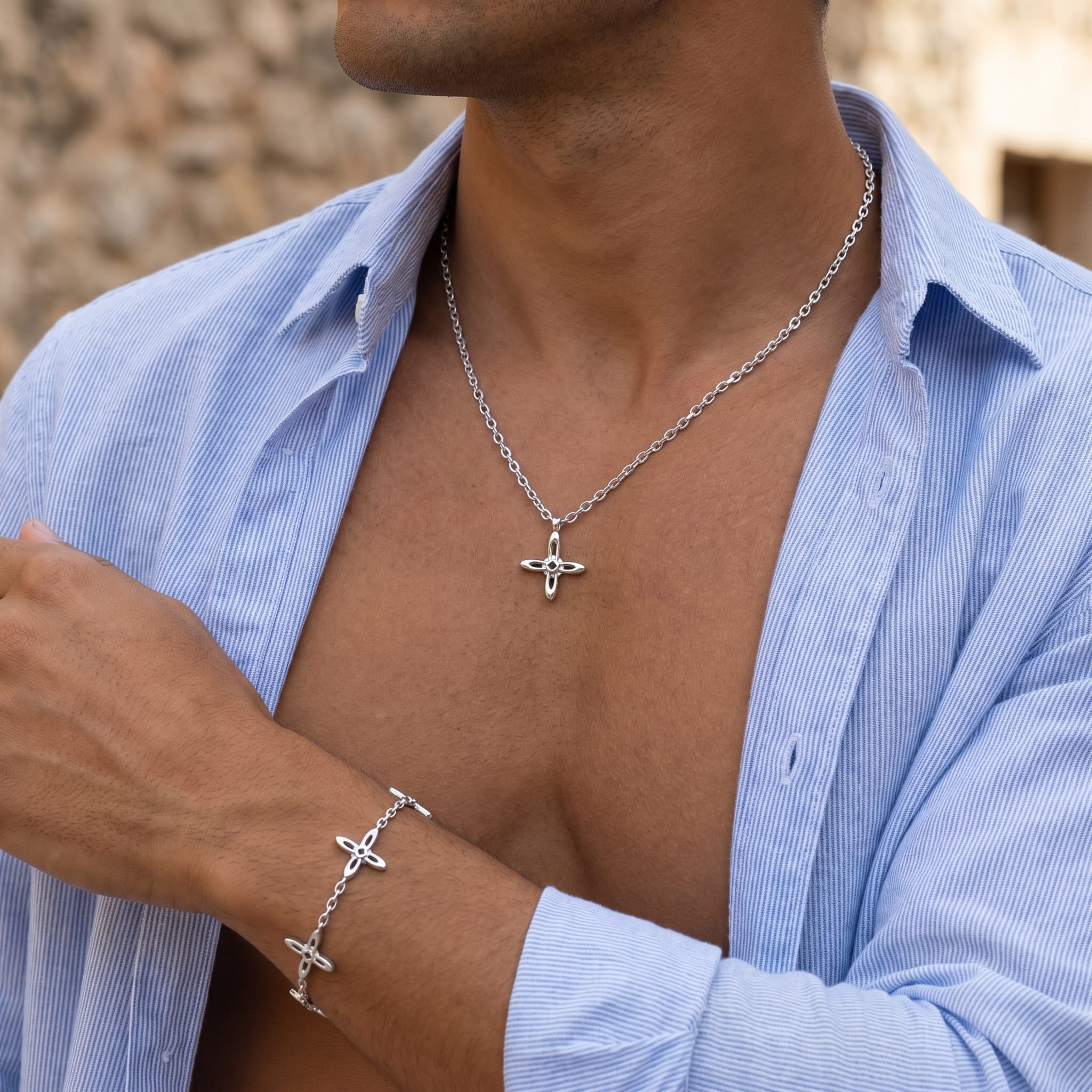 Ovis & Co. Celestial Set Silber – Edelstahlkette mit Anhänger und Armband mit 5 filigranen Anhängern, getragen von Mann mit offenem hellblauen Hemd, designed in Frankfurt