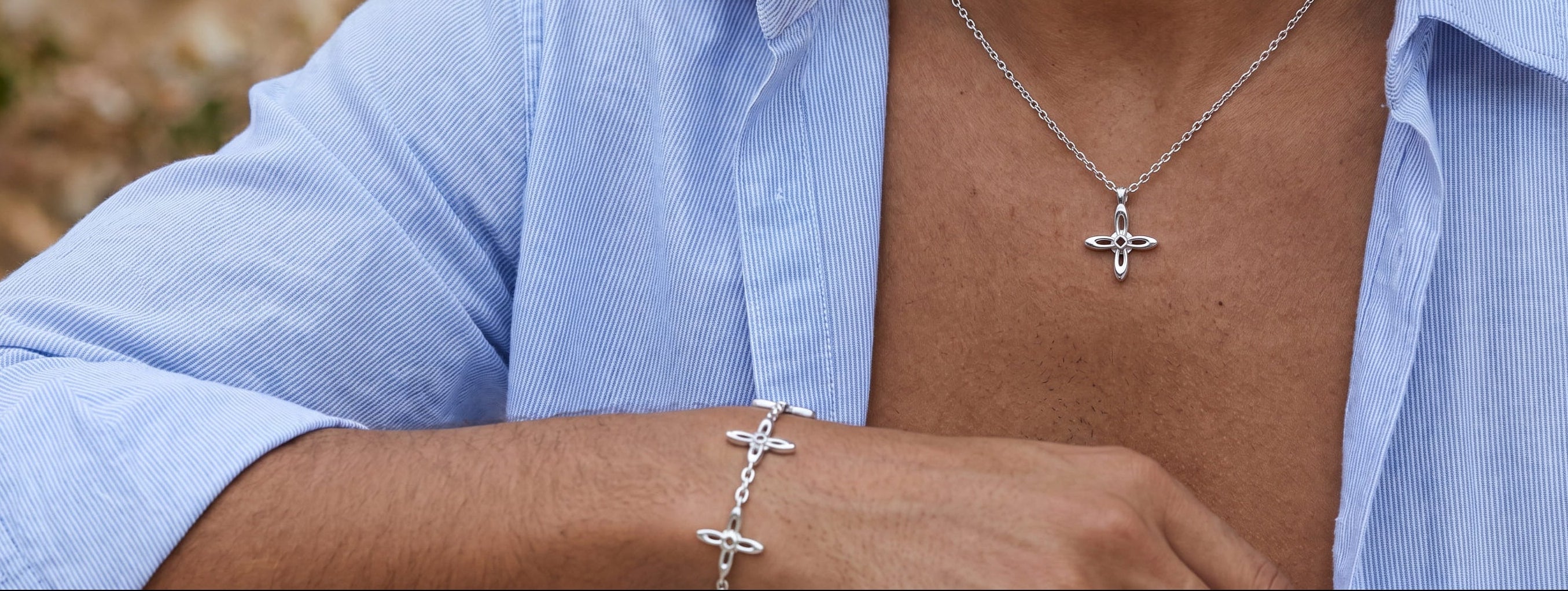 Ovis & Co. Celestial Set Silber – Edelstahlkette mit Anhänger und Armband mit 5 filigranen Anhängern kombiniert, getragen von Mann mit hellblauem Hemd outdoor, designed in Frankfurt